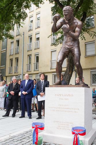 Felavatták a Papp László teret és a híres ökölvívó szobrát-stock-foto
