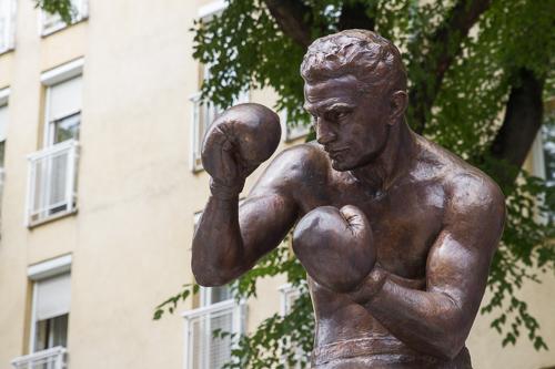 Felavatták a Papp László teret és a híres ökölvívó szobrát-stock-foto