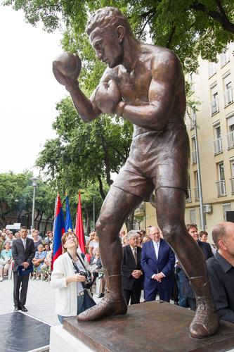 Felavatták a Papp László teret és a híres ökölvívó szobrát-stock-foto