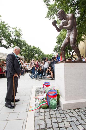 Felavatták a Papp László teret és a híres ökölvívó szobrát-stock-foto