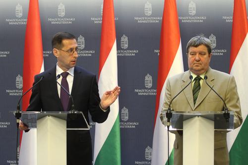 Varga Mihály és Tállai András sajtótájékoztatója-stock-foto