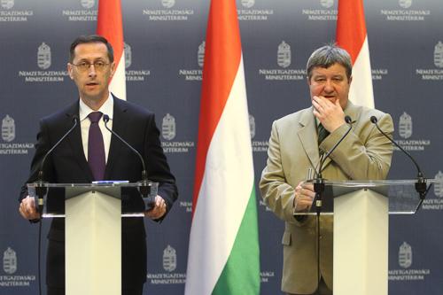 Varga Mihály és Tállai András sajtótájékoztatója-stock-foto