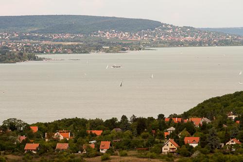 A Balatonfüredi öböl látványa Tihanyból-stock-foto
