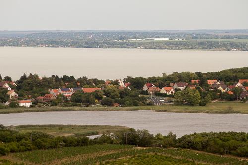 A Tihanyi Belső-tó és a Balaton látványa-stock-foto