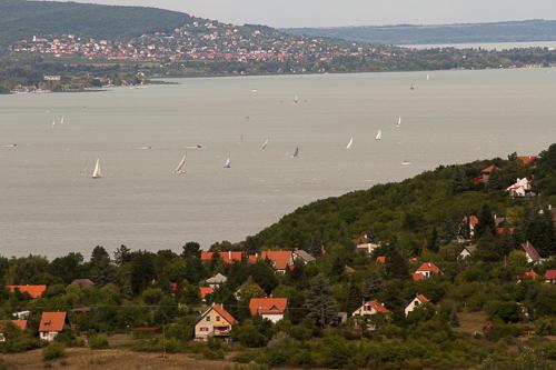 A Balatonfüredi öböl látványa Tihanyból-stock-foto