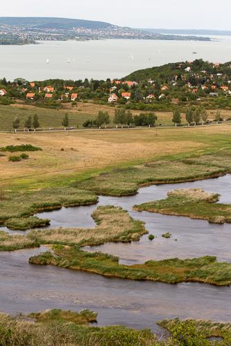 A Tihanyi Belső-tó és a Balaton látványa-stock-foto