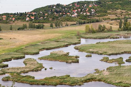 A Tihanyi Belső-tó és a Balaton látványa-stock-foto