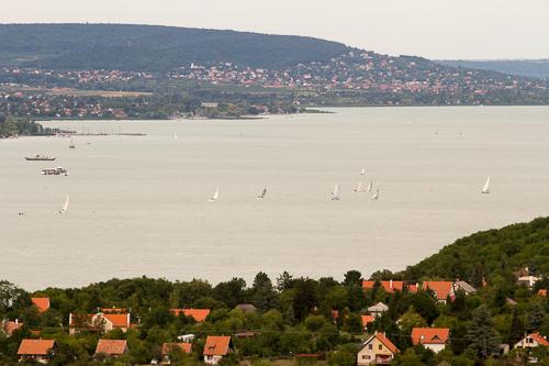 A Balatonfüredi öböl látványa Tihanyból-stock-foto