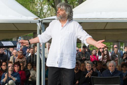 Földes László (Hobo) József Attila estje a költő sírjánál-stock-foto