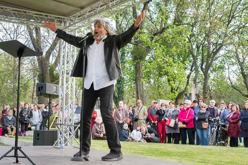 Földes László (Hobo) József Attila estje a költő sírjánál-stock-foto