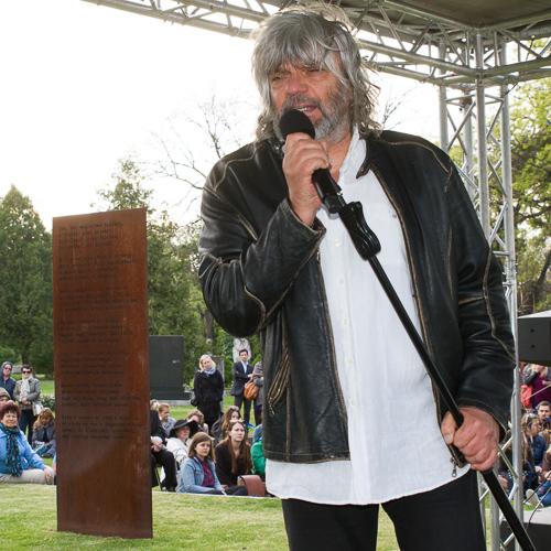 Földes László (Hobo) József Attila estje a költő sírjánál-stock-foto