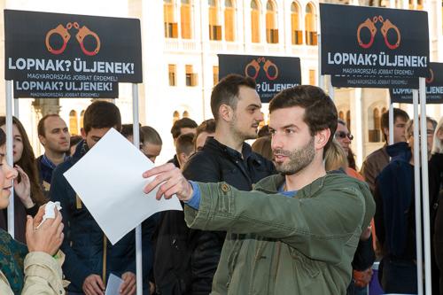 A Momentum bejelentette, hogy csatlakozik a korrupcióellenes aláírásgyűjtéshez-stock-foto