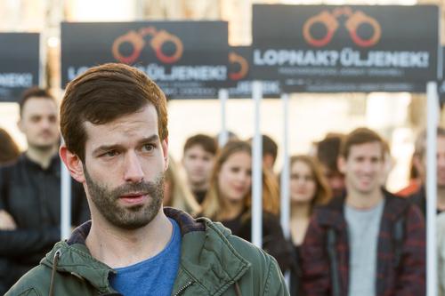 A Momentum bejelentette, hogy csatlakozik a korrupcióellenes aláírásgyűjtéshez-stock-foto