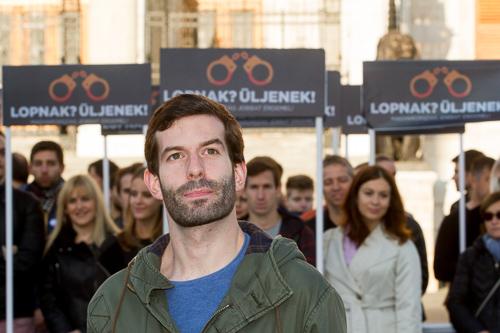 A Momentum bejelentette, hogy csatlakozik a korrupcióellenes aláírásgyűjtéshez-stock-foto