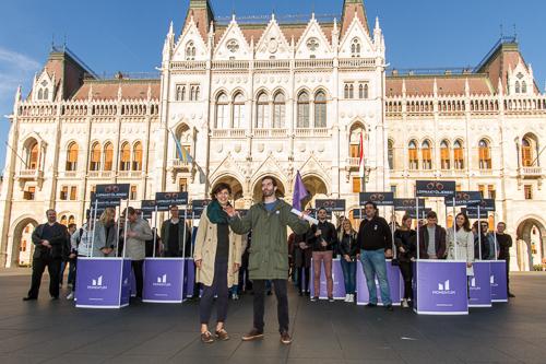 A Momentum bejelentette, hogy csatlakozik a korrupcióellenes aláírásgyűjtéshez-stock-foto
