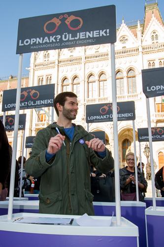 A Momentum bejelentette, hogy csatlakozik a korrupcióellenes aláírásgyűjtéshez-stock-foto