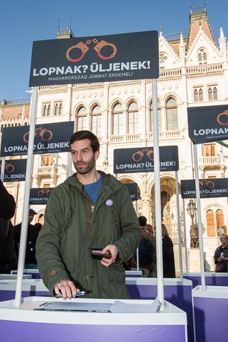 A Momentum bejelentette, hogy csatlakozik a korrupcióellenes aláírásgyűjtéshez-stock-foto