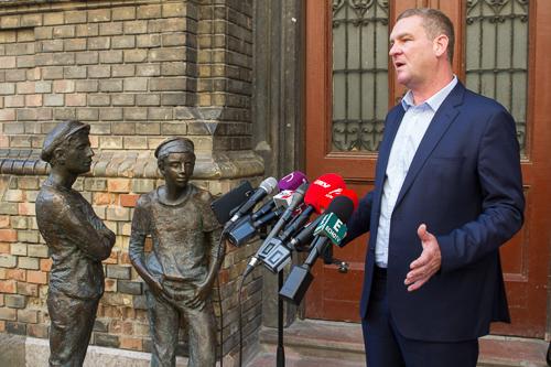 Botka László és Hiller István sajtótájékoztatója-stock-foto