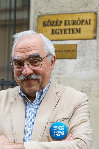 Tüntetés a CEU elleni törvény elfogadása miatt-stock-foto