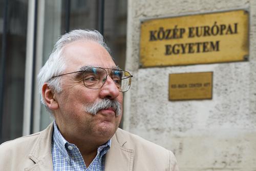 Tüntetés a CEU elleni törvény elfogadása miatt-stock-foto