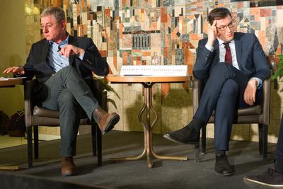 Politika - Miniszterelnök-jelöltek vitáznak-stock-foto