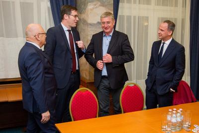 Politika - Miniszterelnök-jelöltek vitáznak-stock-foto