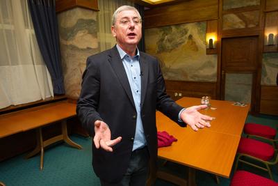 Politika - Miniszterelnök-jelöltek vitáznak-stock-foto