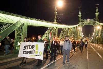 Fáklyás tüntetés a tandíj ellen a Gellért tér és a Corvinus Egyetem között.2018.10.23.Fotó:Vörös Szilárd-stock-foto