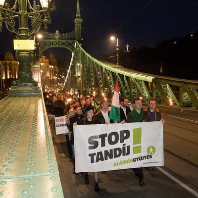 Fáklyás tüntetés a tandíj ellen a Gellért tér és a Corvinus Egyetem között.2018.10.23.Fotó:Vörös Szilárd-stock-foto