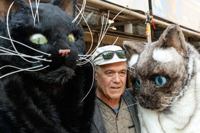 A Székesfehérvári Vörösmarty Színház promótálja az Andrássy úton a Nemzeti Színházbanelõadandó darabjukat a Kafka a tengerparton Murakami Harukitól.A képen Gáspár Sándor.2019.03.22.Fotó:Vörös Szilárd A Székesfehérvári Vörösmarty Színház promótálja az Andrássy úton a Nemzeti Színházban elõadandó darabjukat a Kafka a tengerpartont Murakami Harukitól.A képen Gáspár Sándor.2019.03.22.Fotó:Vörös Szilárd-stock-foto