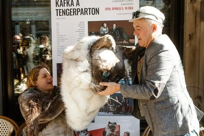 A Székesfehérvári Vörösmarty Színház promótálja az Andrássy úton a Nemzeti Színházban elõadandó darabjukat a Kafka a tengerpartont Murakami Harukitól.A képen Pálya Pompónia és Gáspár Sándor.2019.03.22.Fotó:Vörös Szilárd-stock-foto