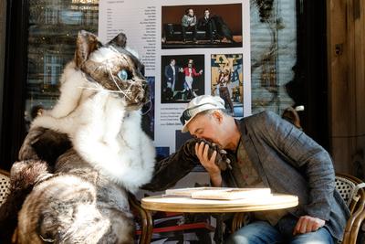 A Székesfehérvári Vörösmarty Színház promótálja az Andrássy úton a Nemzeti Színházban elõadandó darabjukat a Kafka a tengerpartont Murakami Harukitól.A képen Gáspár Sándor.2019.03.22.Fotó:Vörös Szilárd-stock-photo