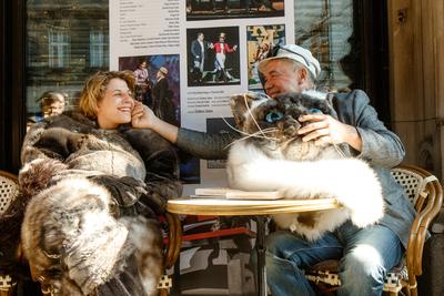 A Székesfehérvári Vörösmarty Színház promótálja az Andrássy úton a Nemzeti Színházban elõadandó darabjukat a Kafka a tengerpartont Murakami Harukitól.A képen Pálya Pompónia és Gáspár Sándor.2019.03.22.Fotó:Vörös Szilárd-stock-foto