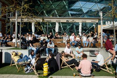 Tömeg a vendéglátóhelyek teraszain a Bálnánál.2021.04.24.Fotó:Vörös Szilárd-stock-foto
