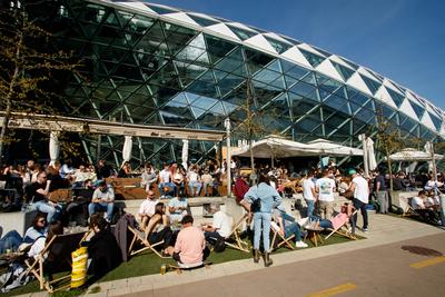 Tömeg a vendéglátóhelyek teraszain a Bálnánál.2021.04.24.Fotó:Vörös Szilárd-stock-foto