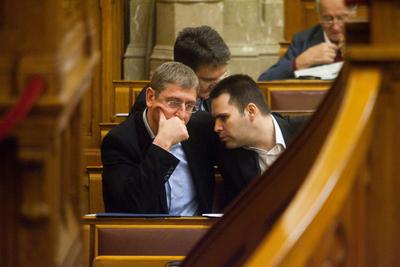 Budapest, 2010.11.29.
Az Országgyűlés 54. ülésnapja.

A képen: Gyurcsány Ferenc (balra) és Molnár Csaba-stock-foto
