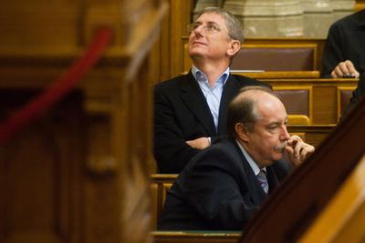 Budapest, 2010.11.30.
Az Országgyűlés 54. ülésnapja.

A képen: Gyurcsány Ferenc (hátul) és Kiss Péter-stock-foto