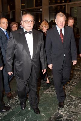 Budapest, 2010.12.04.
Idén nyolcadik alkalommal került megrendezésre a Prima Primissima Díjátadó Gálaest a Művészetek Palotájában.

A képen: Demján Sándor üzletember (balra) és Schmitt Pál köztársasági elnök-stock-foto