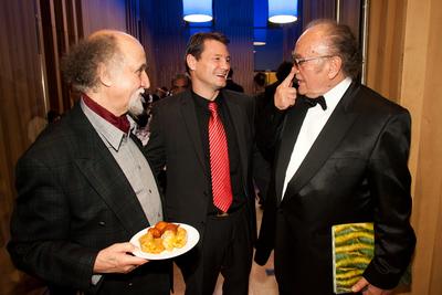 Budapest, 2010.12.04.
Idén nyolcadik alkalommal került megrendezésre a Prima Primissima Díjátadó Gálaest a Művészetek Palotájában.

A képen balról: Sándor György humorista, Erdei Zsolt ökölvívó és Demján Sándor üzletember-stock-foto