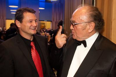 Budapest, 2010.12.04.
Idén nyolcadik alkalommal került megrendezésre a Prima Primissima Díjátadó Gálaest a Művészetek Palotájában.

A képen: Erdei Zsolt ökölvívó (balra) és Demján Sándor üzletember-stock-foto