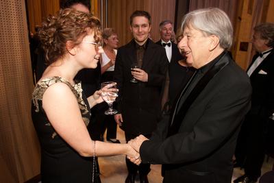 Budapest, 2010.12.04.
Idén nyolcadik alkalommal került megrendezésre a Prima Primissima Díjátadó Gálaest a Művészetek Palotájában.

A képen: Veiszer Alinda műsorvezető és Finta József építész-stock-foto