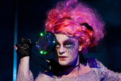 Presser Gábor - Varró Dániel - Teslár Ákos: Túl a Maszat-hegyen-stock-foto