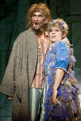 Presser Gábor - Varró Dániel - Teslár Ákos: Túl a Maszat-hegyen-stock-foto