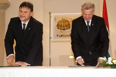 Bélyeg az új Alkotmány tiszteletére-stock-foto