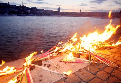 Békenap a Duna-parton-stock-foto