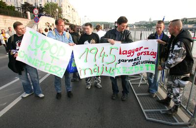 Békenap a Duna-parton-stock-foto