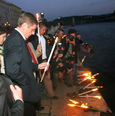 Békenap a Duna-parton-stock-foto