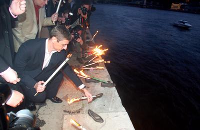 Békenap a Duna-parton-stock-foto