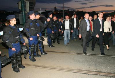 Békenap a Duna-parton-stock-foto