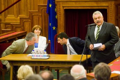 A parlamenti pártok meghallgatják a köztársasági elnök-jelölteket-stock-foto